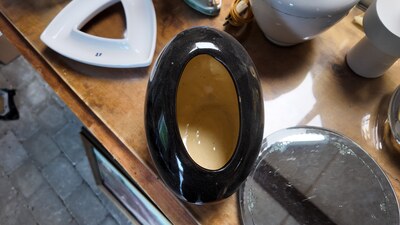 Sort porcelænsgenstand